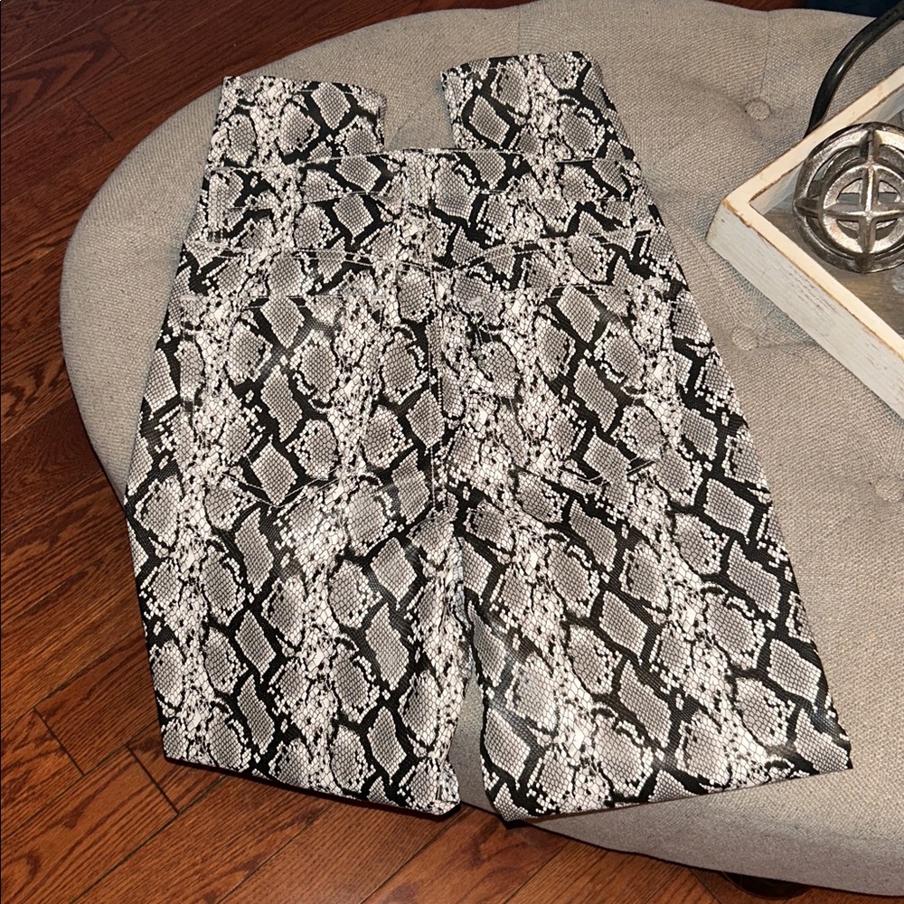 Kendall & Kylie Snake Print Skinny Pants - Black and White - Picture 7 of 7